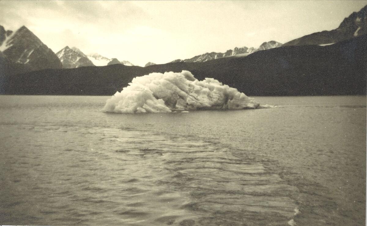 Bilder fra Antoni Nicolàs' (fra Barcelona, Catalonia, f. 1931, d. 2013) reise til Svalbard med turistbåten Lyngen i august 1957