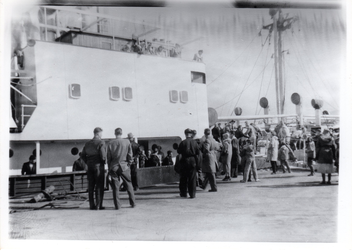 D/S Ingerfem, en av båtene til Kjødes rederi i Bergen, ligger ved Gamlekaia i Longyearbyen, klar til avgang. Sannsynligvis ca. 1955.