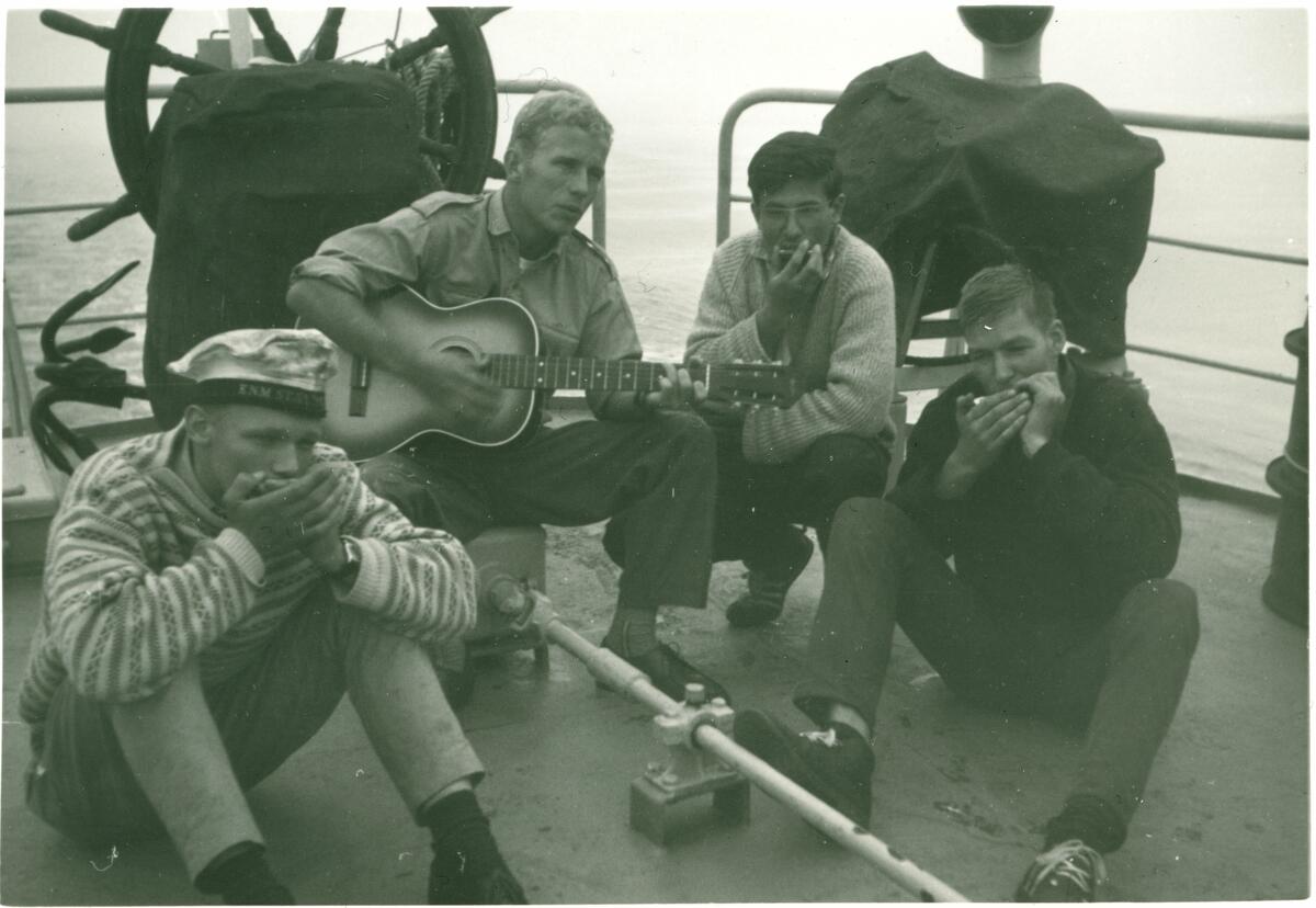 Sommeren 1966 fikk fem studenter sommerjobb for Norsk Polarinstitutt. I slutten av juni reiste de fra Harstad til Longyearbyen med kystvaktskipet Andenes. De skulle jobbe forskjellige steder, så de traff hverandre ikke igjen. Lars Edgar Berg fra Vardø, nr. 2 fra høyre, skulle jobbe som radio-operatør i Kinnvika.