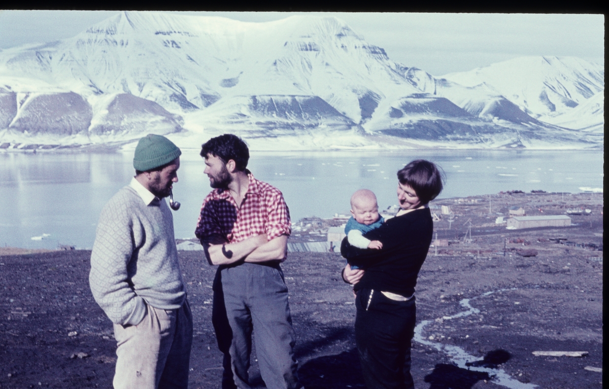 Familie med baby i Longyearbyen, fotografert like ved Sysselmannsgården våren 1961 (?)