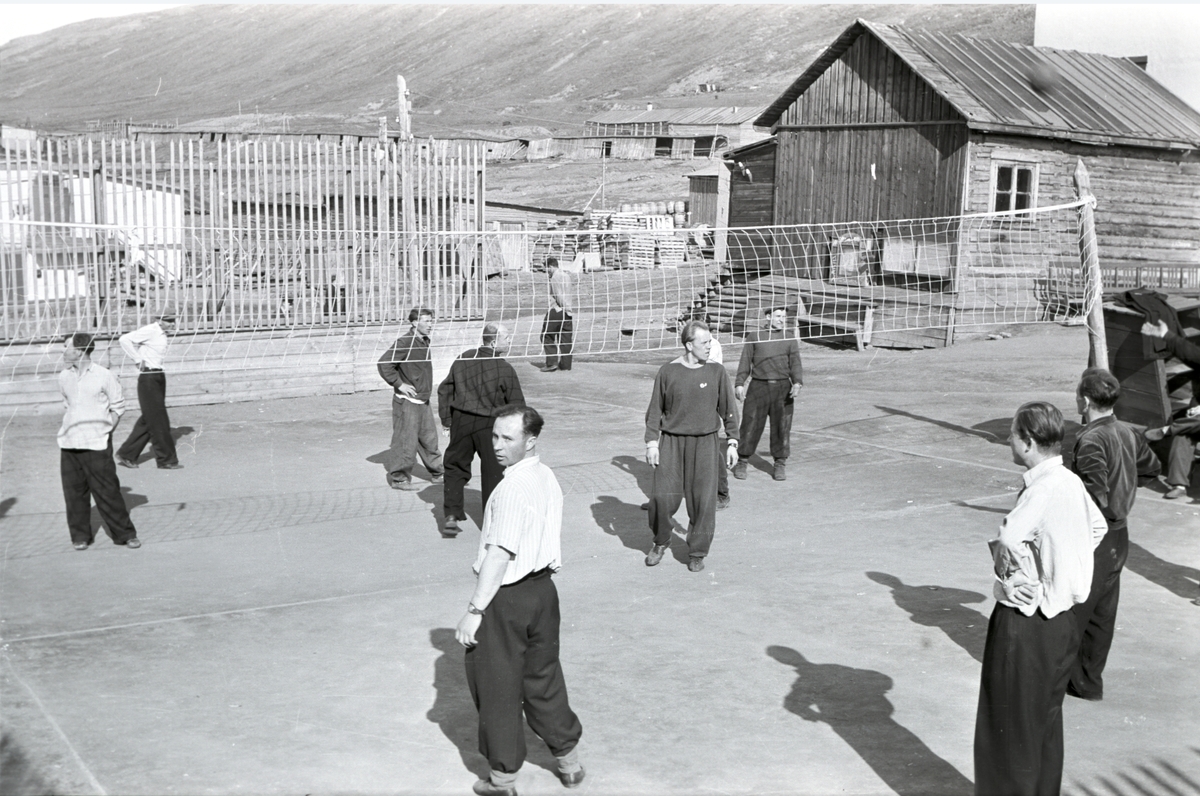 Beboerne i Colesbukta i 1960. Sysselmannsfullmektig Westeren, sysselmannsbetjent Carl A. Wendt med flere på besøk. Volleyballkamp.