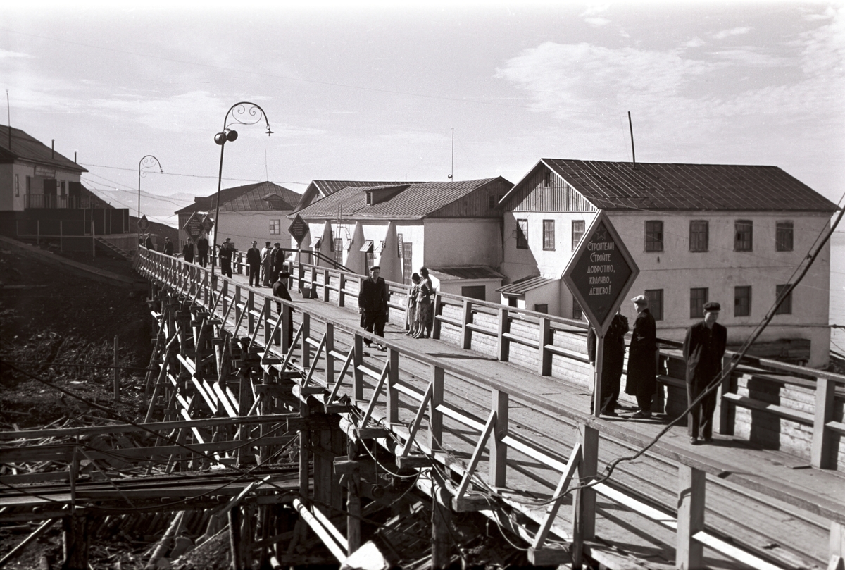 Beboerne i Grumant på en bro. Sysselmannsfullmektig Westeren, sysselmannsfullmektig Carl A. Wendt med flere besøker Grumant i 1960.