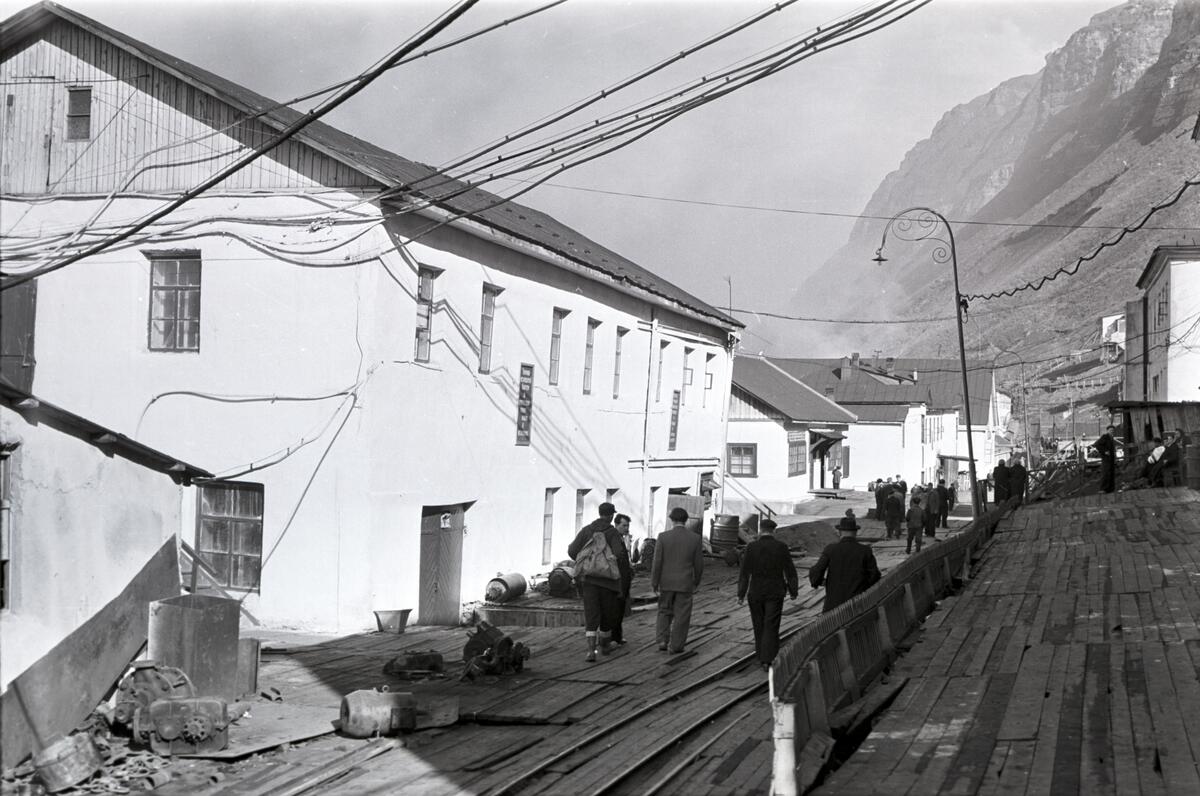 Sysselmannsfullmektig Westeren, sysselmannsfullmektig Carl A. Wendt med flere besøker Grumant i 1960.