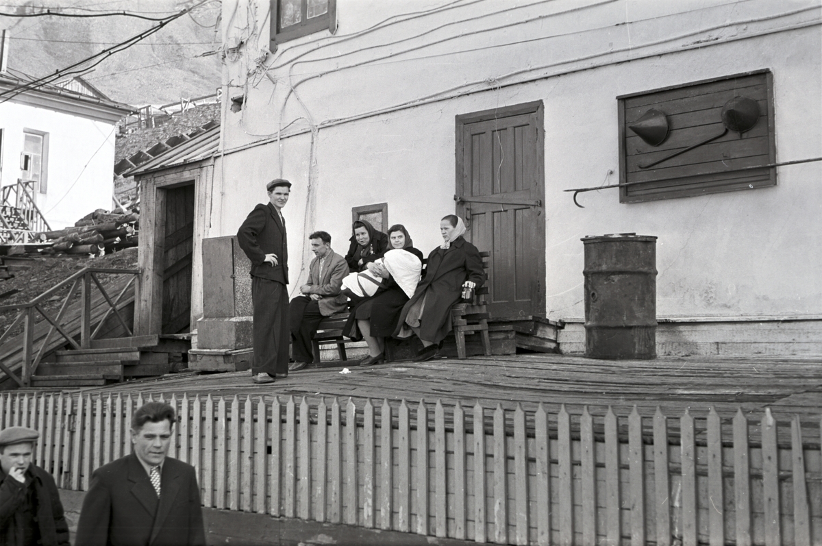 Sysselmannsfullmektig Westeren, sysselmannsfullmektig Carl A. Wendt med flere besøker Grumant i 1960.