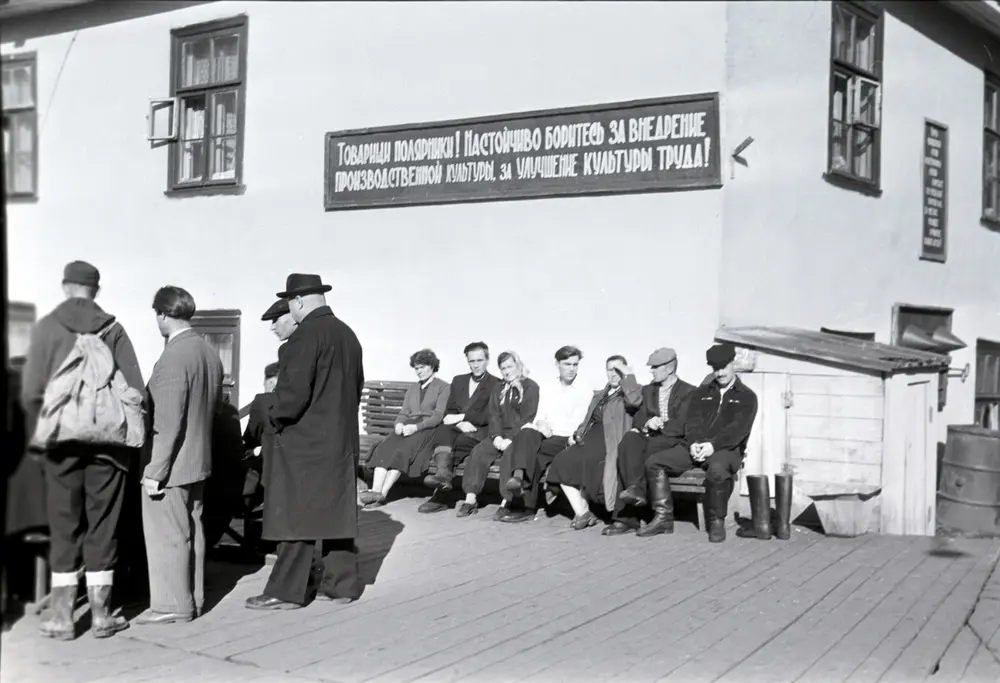 Hovedgata i Grumant. Sysselmannsfullmektig Gabriel Westeren, sysselmannsfullmektig Carl A. Wendt  med flere på besøk i Grumant i 1960.