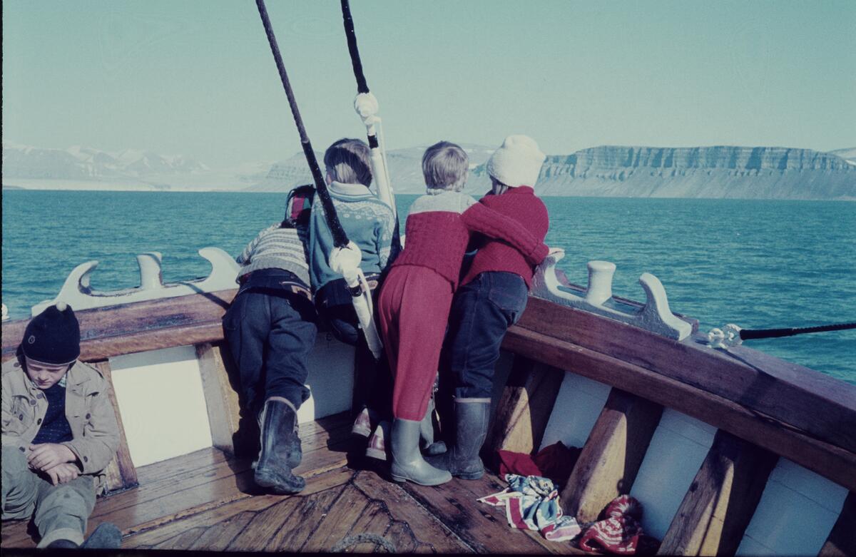 På tur med Nordsyssel til Hilmar Nøis på Fredheim i juli 1960.Fra venstre: Eigil Nødtvedt, Tone Nødtvedt, Ingrid Wendt, Kari Wendt og Randi Nødtvedt