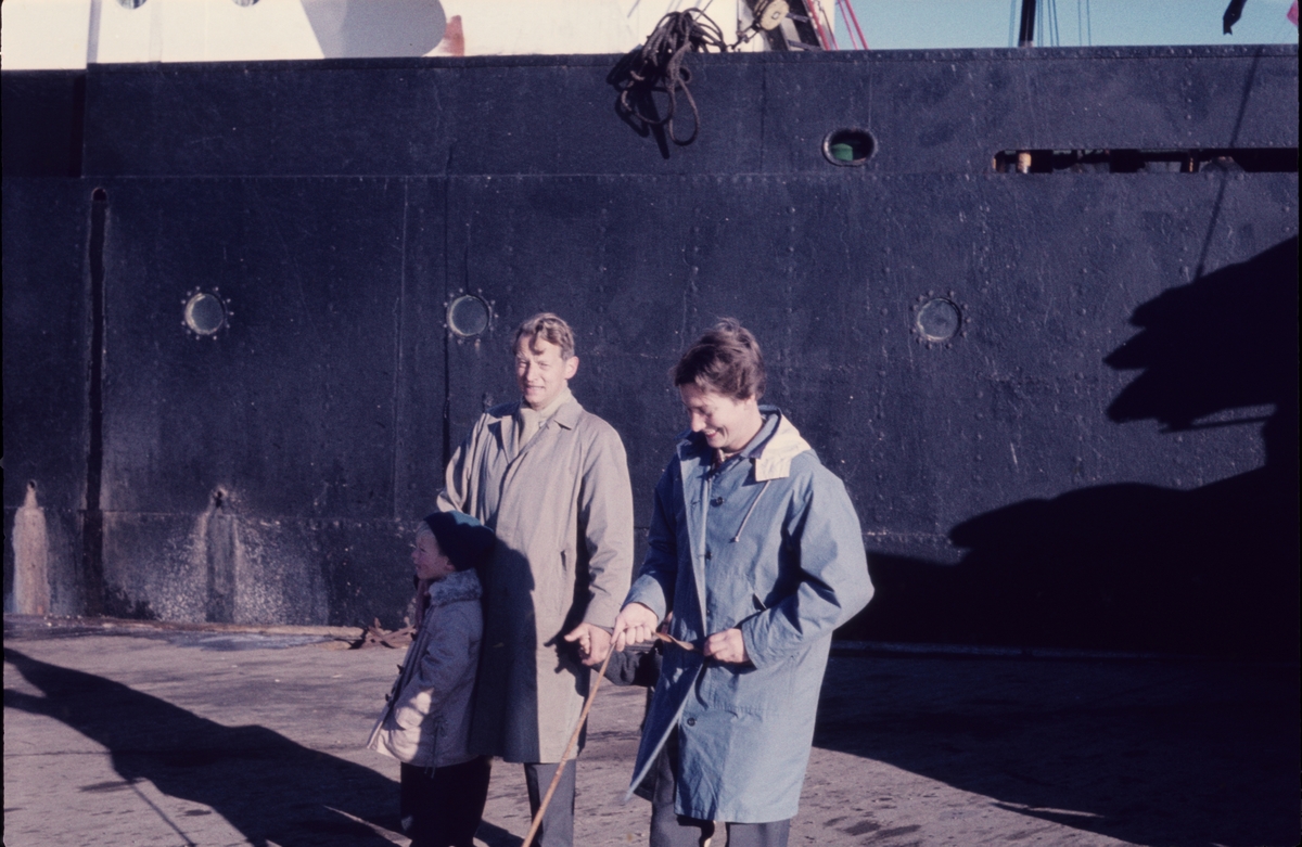 Den nye sysselmannen Finn Backer Midbøe med familie og hund ankommer Gamlekaia me DS Lyngen i slutten av august 1960. Midbøe var sysselmann på Svalbard fra 1960 til 1963. Til høyre fru Lorraine Midbøe, foran sønnen Peter.