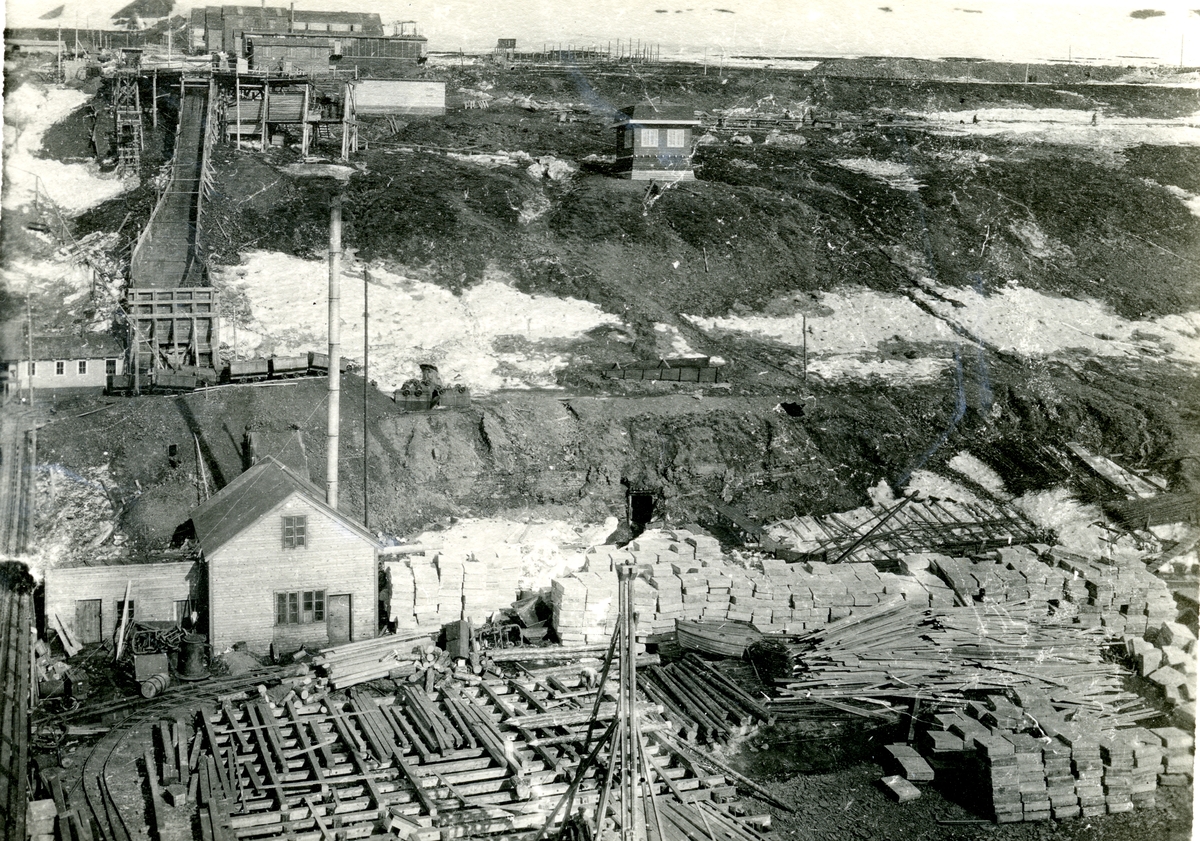 Bilde fra den nederlandske gruveperioden i Barentsburg/Green Harbour. Etter Count Van Hogendorp, en nederlandsk ingeniør rundt 1922 i Barentsburg. Byging av kaianlegg