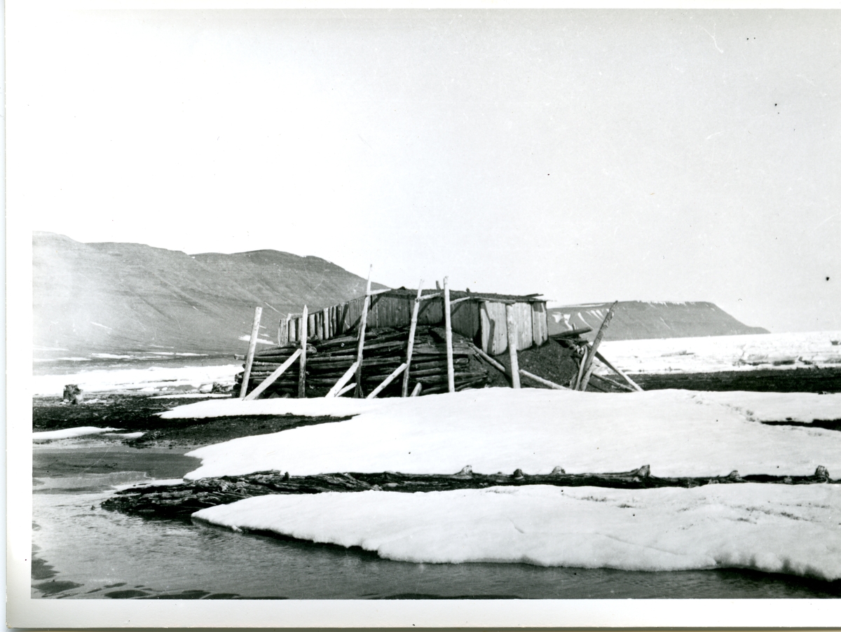 Bilde fra den nederlandske gruveperioden i Barentsburg/Green Harbour. Etter Count Van Hogendorp, en nederlandsk ingeniør rundt 1922 i Barentsburg. Hytte i Hermansenskardet, Hopen. Også kalt Stordalen, Nordhytta, Russebukta.