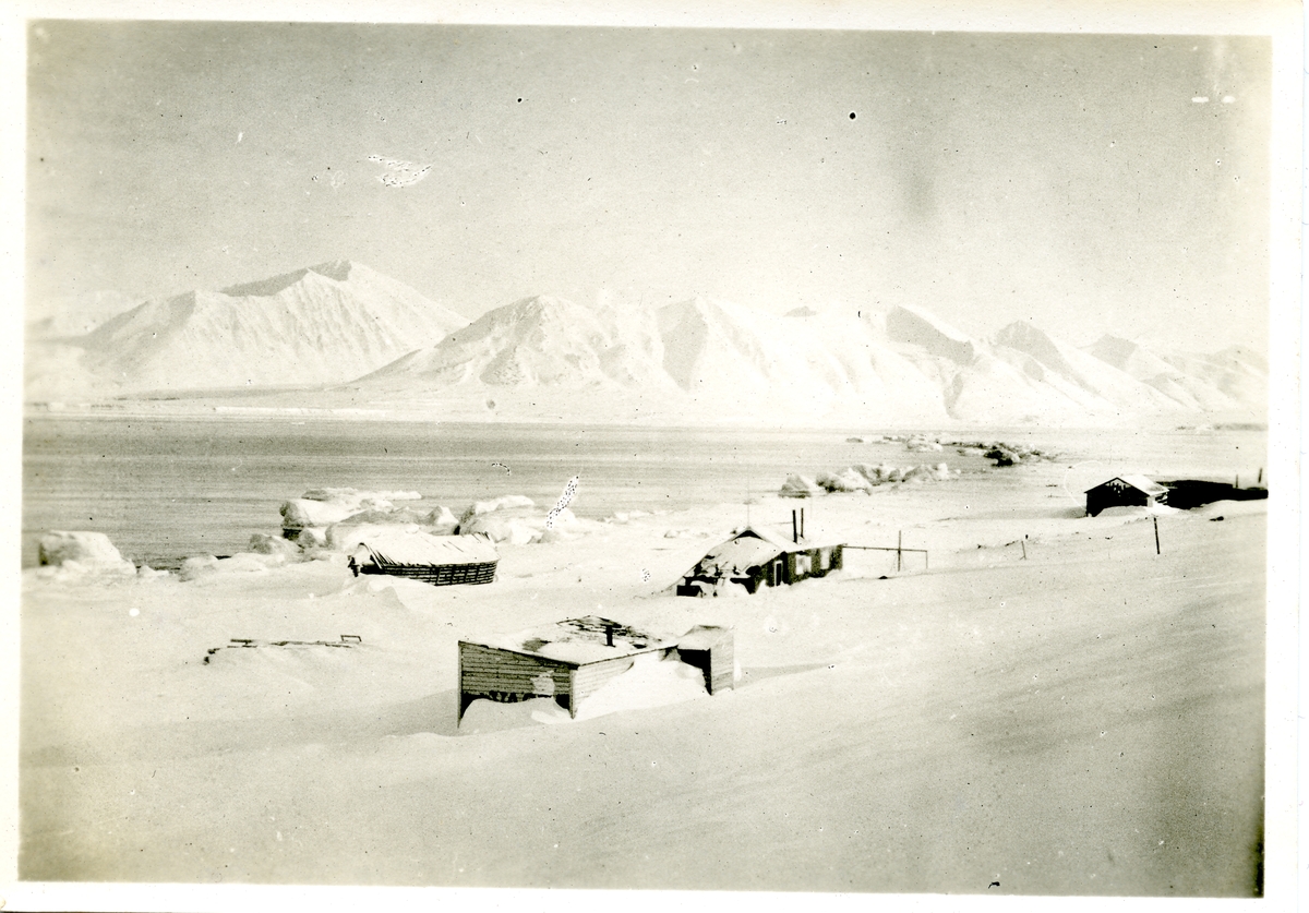 Bilde fra den nederlandske gruveperioden i Barentsburg/Green Harbour. Etter Count Van Hogendorp, en nederlandsk ingeniør rundt 1922 i Barentsburg. Calypsobyen