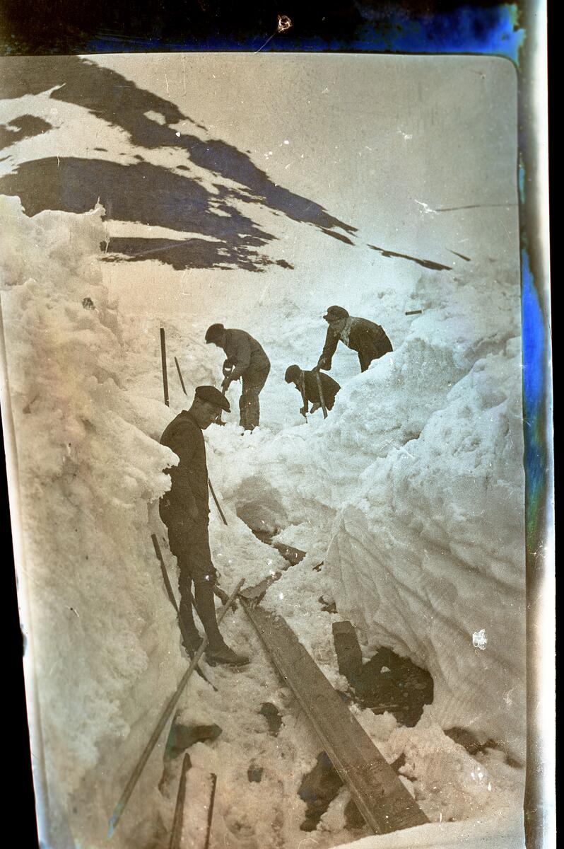 Bilde fra den nederlandske gruveperioden i Barentsburg/Green Harbour. Etter Count Van Hogendorp, en nederlandsk ingeniør rundt 1922 i Barentsburg. Snømåking