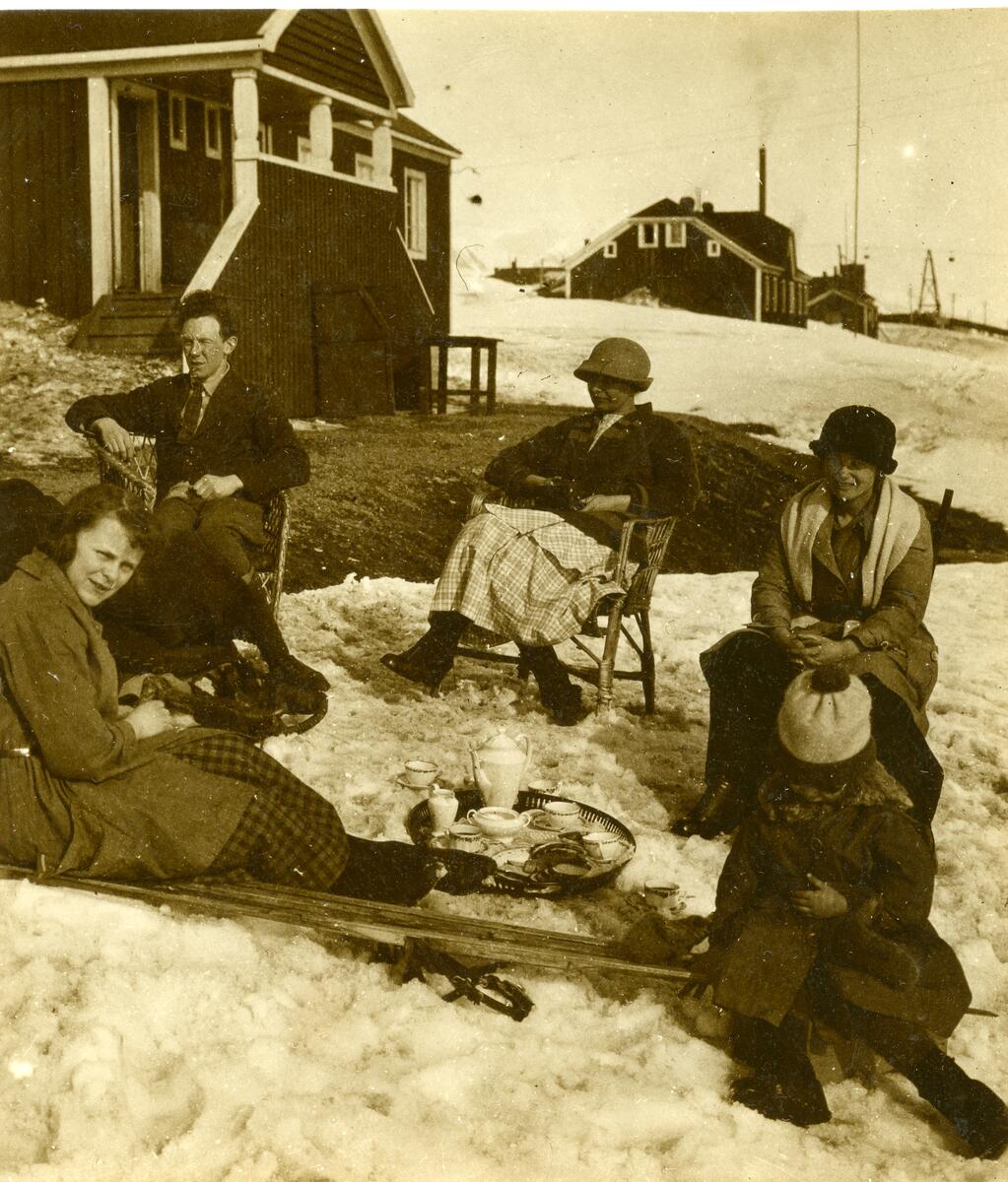 I Longyearbyen ca. 1922. Etter Count Van Hogendorp, en nederlandsk ingeniør rundt 1922 i Barentsburg. Flere personer sitter ute med kaffe.