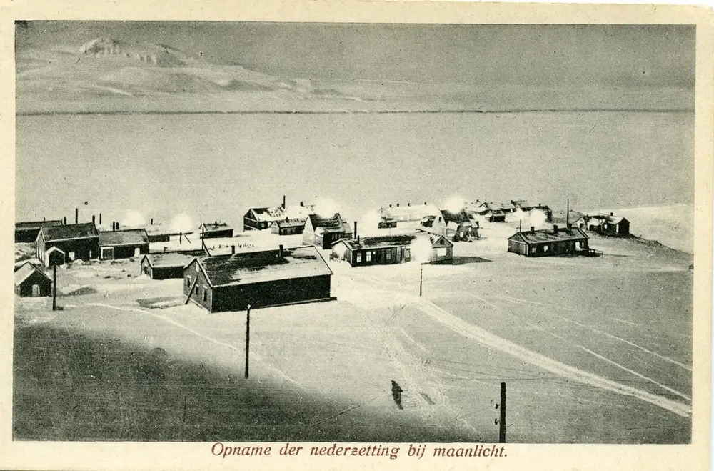 Bilde fra den nederlandske gruveperioden i Barentsburg/Green Harbour. Etter Count Van Hogendorp, en nederlandsk ingeniør rundt 1922 i Barentsburg. Postkort Nespico