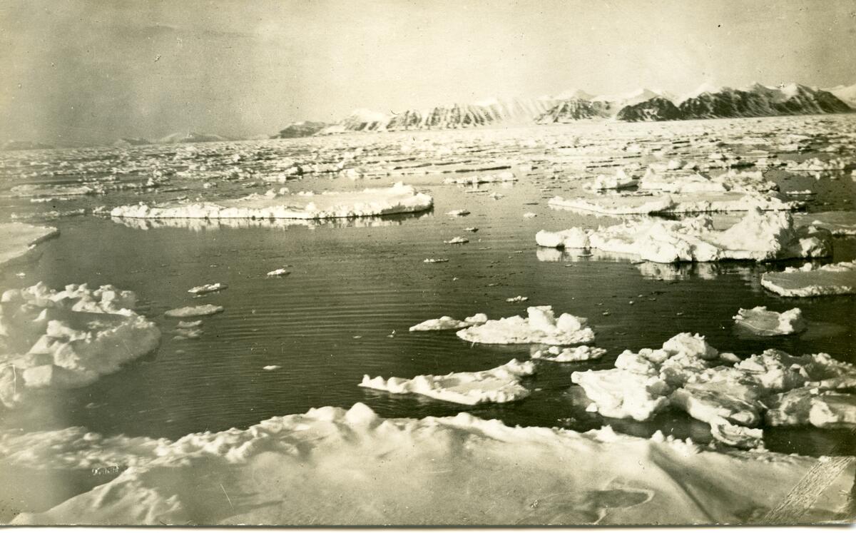 Bilde fra den nederlandske gruveperioden i Barentsburg/Green Harbour. Etter Count Van Hogendorp, en nederlandsk ingeniør rundt 1922 i Barentsburg.  Postkort