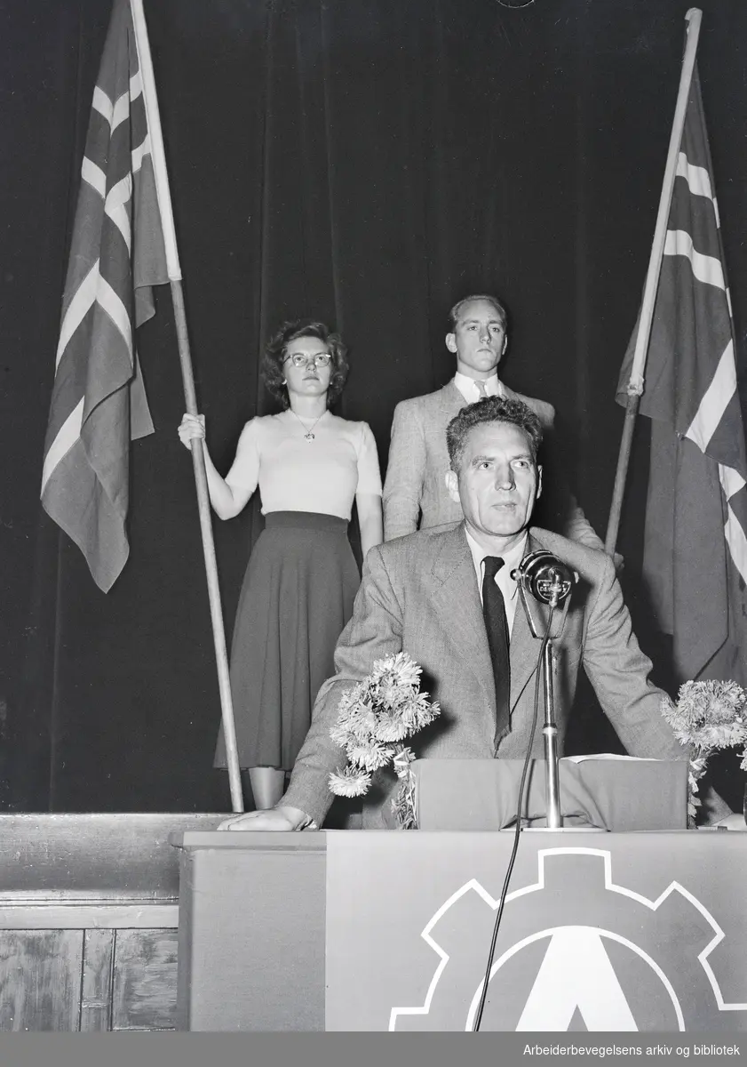 Haakon Lie på talerstolen på DNAs landsmøte 1949