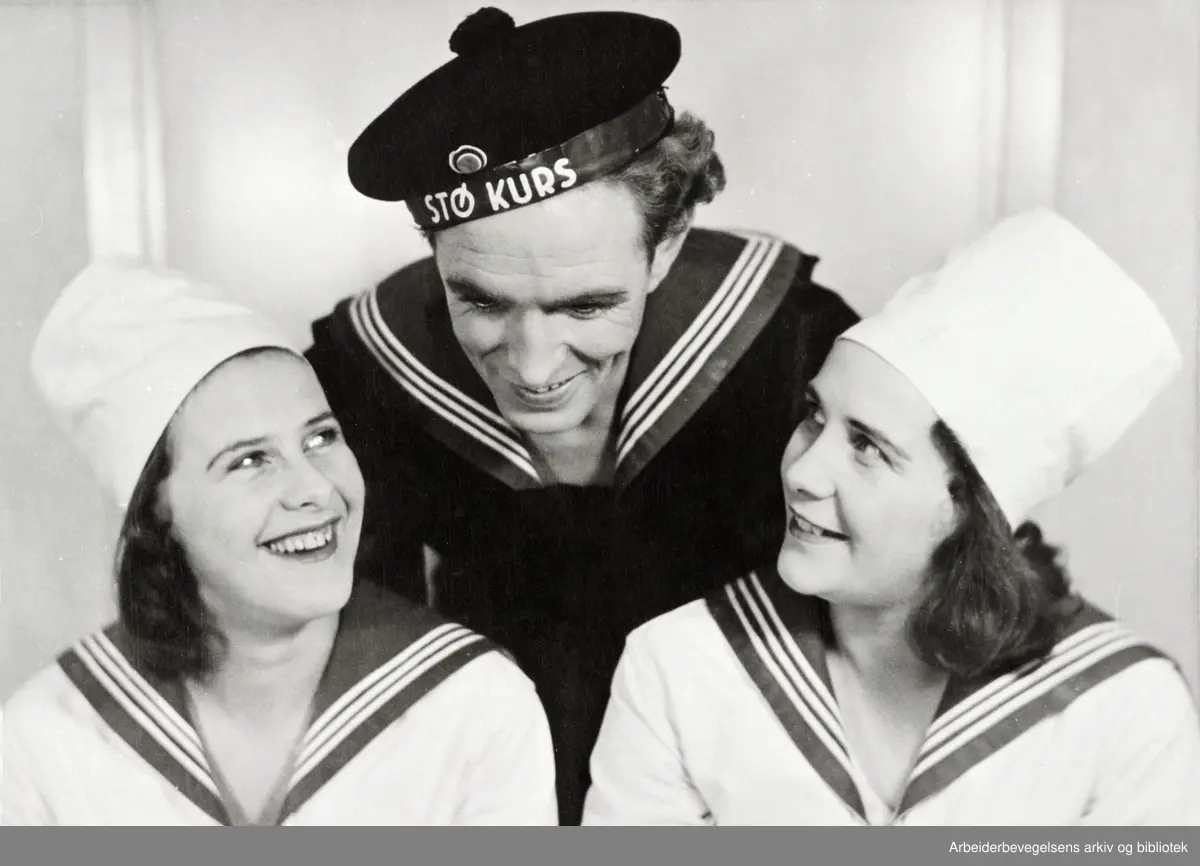 Fra Arbeiderpartiets valgrevy "Stø kurs" 1947. Tryggve Aakervik i midten