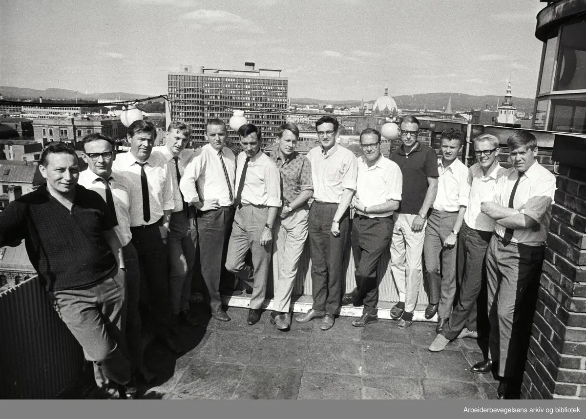 Arbeiderpartiets ungdomskandidater ved stortingsvalget 1969. Fra venstre Per Utsi, Klaus Halvorsen, Thorbjørn Berntsen, Jan Tonning, Geirmund Ihle, Bjarne Mørk-Eidem, Arne Kielland, Hans Raastad, Asbjørn Mathisen, Finn Kristensen, Einar Førde, Gunnar Skaug og Gunnar Berge. August 1969