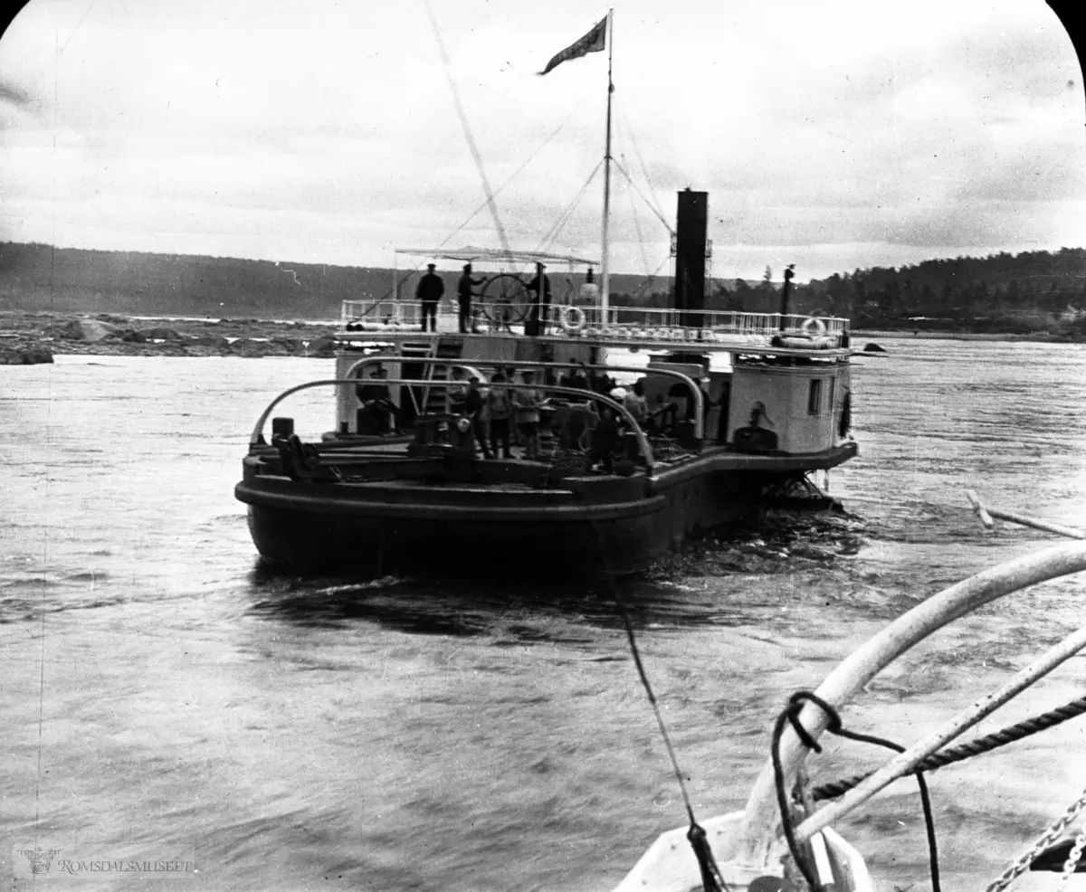 Fra Jonas Lied samlingen., "Government tug helping river steamers over Kasatchinsky rapids in the Yenisey"