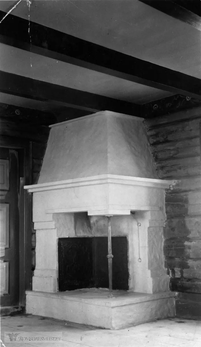 Fra Jonas Lied samlingen., "Fire place in main living room".