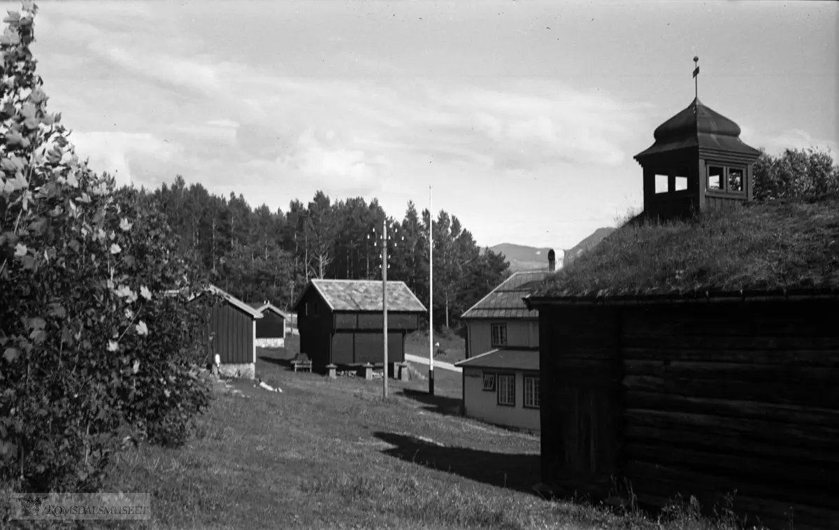 Fra Jonas Lied samlingen., Sølsnes gård.til høyre: Sengebua på Sølsnes. Opprinnelig sto den på oldefarens gård Teigset i Nesset, men ble senere flyttet til Åram i Langfjorden. Lied kjøpte Sengbua og satte den opp igjen på Sølsnes i 1938. Klokketårnet med løk kuppel skriver fra seg denne tida. Lied mente bestemt at huset var fra 1400 tallet, men årringsanalyser gjort de siste åra daterer tømmeret til 1620