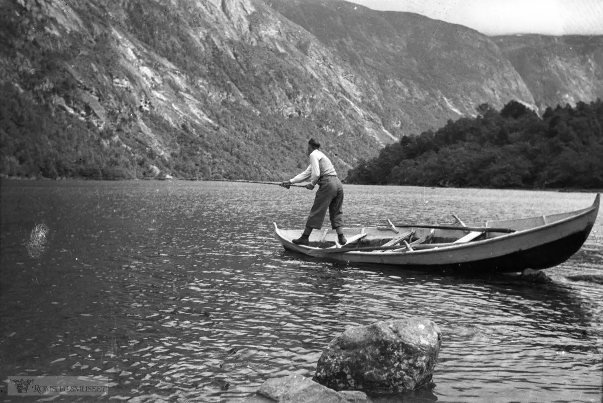 Båtstøa, Litlvatnet, Eikesdalen. Båten tilhørte Johannes Austigard, gnr. 79/6.