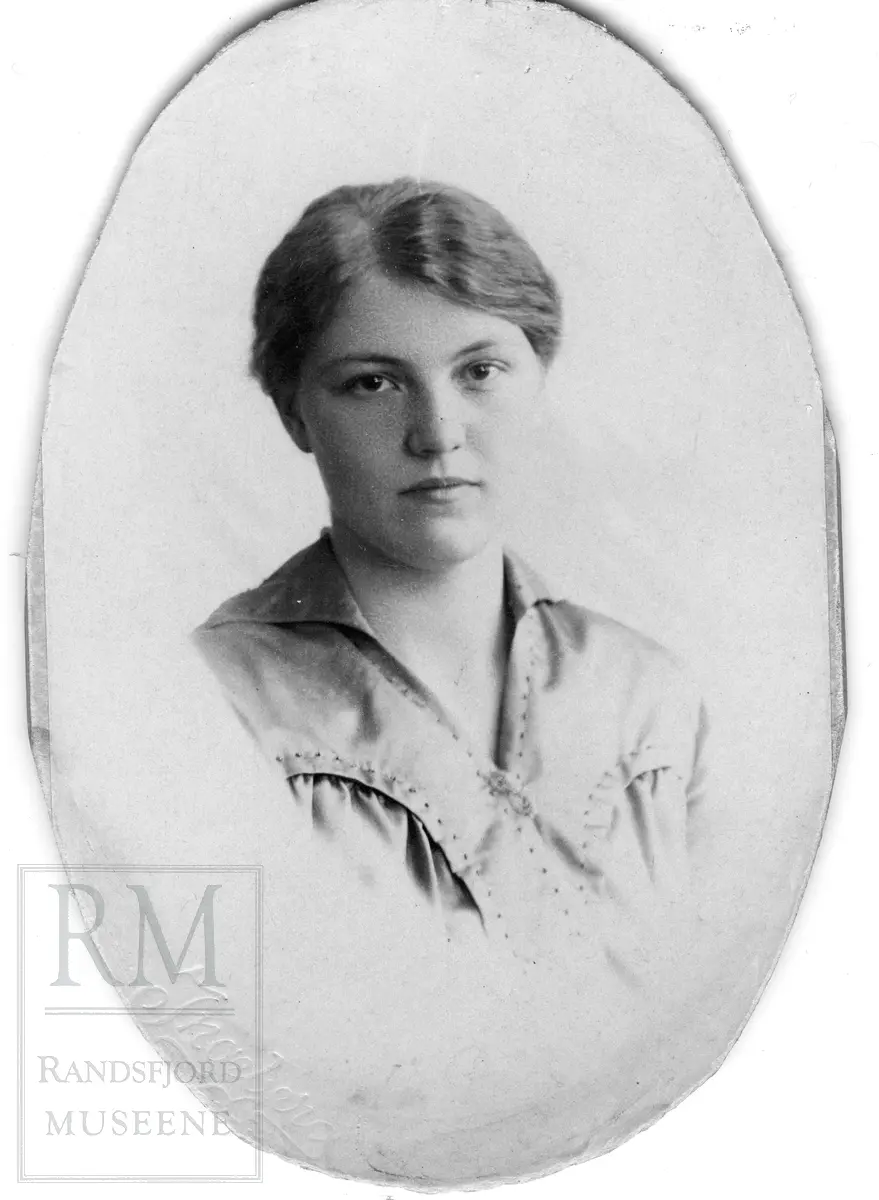 Brystbilde av ung kvinne.