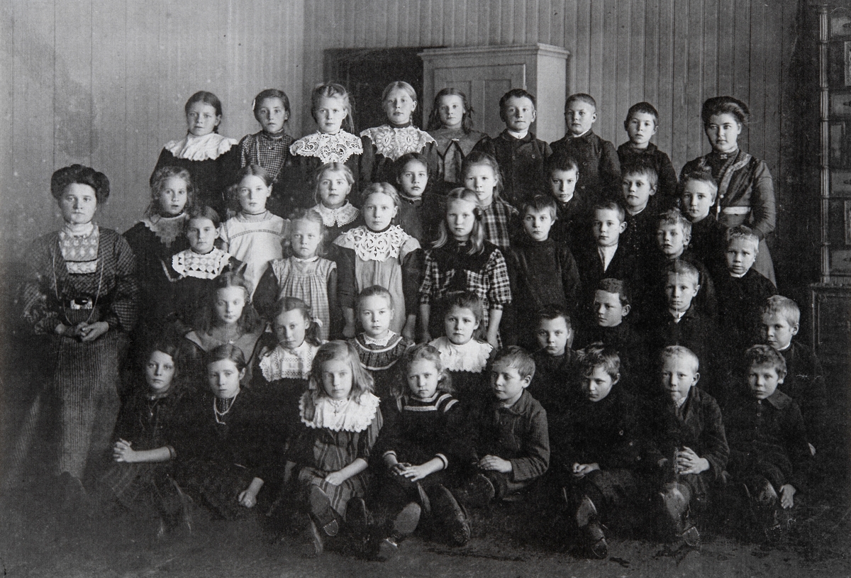 Klassebilde fra Såstad skole ca 1909-1910. Ikke originalfoto, repro fra fotostatkopi.
1. rekke fra venstre: Harriet Kolloen, Magnhild Melby, Gunhild Syverinsen (Zedell), Betty Hovelstad, Fredrik ??, Alf Antonsen, Bjarne Johnsen, Engebret Vethammer.
2. rekke fra venstre: Martha Gjerstad, Lovise Lauritzen (Skomakerstrand), Dagmar Olsen (Tittut) gift Busterud, Jenny Balberg, Jens Gjerstad, Sigmund Hjermstad, Valdemar Evensen, Sigurd Elisenberg.
3. rekke fra venstre: Kirsten Olsen Sveen (Tron), Helene ??, Ingeborg Emilsen Gropen, Magnhild Witberg, Olaf Rårønningen, Otto Henrikstuen, Erik Witberg, Halvdan Johansen.
4. rekke fra venstre: Signe Hansen (Hanstad), Olga Hammerstadhagen (Johnsen), ukjent, ukjent, Sigrid Vethammer, Oskar Emilsen, Oskar Engen, Kristoffer Løvli, Lærerinne frk Tangvik.
5. rekke fra venstre: Kjellaug Lauritzen, Thora Jensen, ?? Olsrud, ujent, Anne Stor-Reeie, Olga Gjerstad, Arne Randmæl, Arne Sollien, Johan Henrikstuen, lærerinne frk Haraldsen.