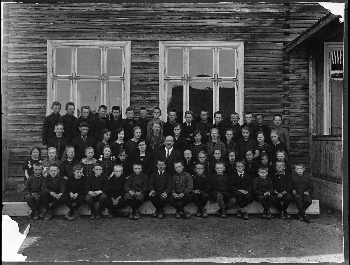 Skolebilde fra Nordlia skole, Østre Toten, 1926.
Bakerste rekke fra venstre: Sverre Sørlie (=Sverre Hansen Børrehaug?), Ole Holm, Olaf Bekkelund (=Olav Mauritsen Bækkelund?), Bredo Andersgård, Einar Børresen, Finn Opsal, Johs. Askegård, Ole Fjeldstuen, Harald Glemmestad, Sverre Ringeli, Ole Blikseth, ukjent, Sverre Kongsparten, Hans Nordstad, Kolbjørn Blikseth, Sverre Johnsen.
Andre rekke bakfra: Hans Malterud, Torbjørn Smestad, Petra Amundrustad, Aud Fuglien, Borghild Fjeldheim, Helene Bratlien, Elise Aspelund, Voll (fornavn ukjent), Gunlaug Bakken, Magnhild Sæter, Gudrun Aspelund, Ester Fjeldstuen, ukjent.
Tredje rekke bakfra: Marie Glemmestad, Hjørdis Fjeldheim, Åse Sørlie, Berthe Andersgård, Mabel Askegård, Helga Bakken, Klara Skotte (lærerinne), Knut Fuglien (lærer), Helga Nordstad, Borghild Aspelund, Petra Sæther, Gudrun Hansen, Aslaug Hansen, Ingerid Hansen, Hilda Ringeli.
Fremste rekke: Oskar Bekkelund, Egil Aspelund, Hans Bekkelund, Johs. Voll, Arne Bekkelund, Ragnar Vilberg, Kristian Sæther, Even Glemmestad, Johs. Nilsen, Sigurd Nereng, Alf Fjeld, Asbjørn Ringelien, Tormod Blikseth, Peder Leirdal.