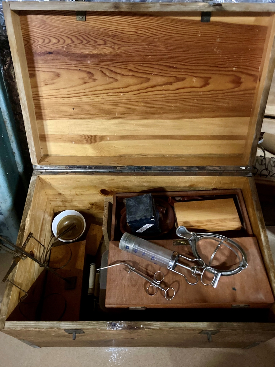Trekiste med legeutstyr, talkum, sprøyte, bedøvelsesmaske, sonde, skålvekt mm.