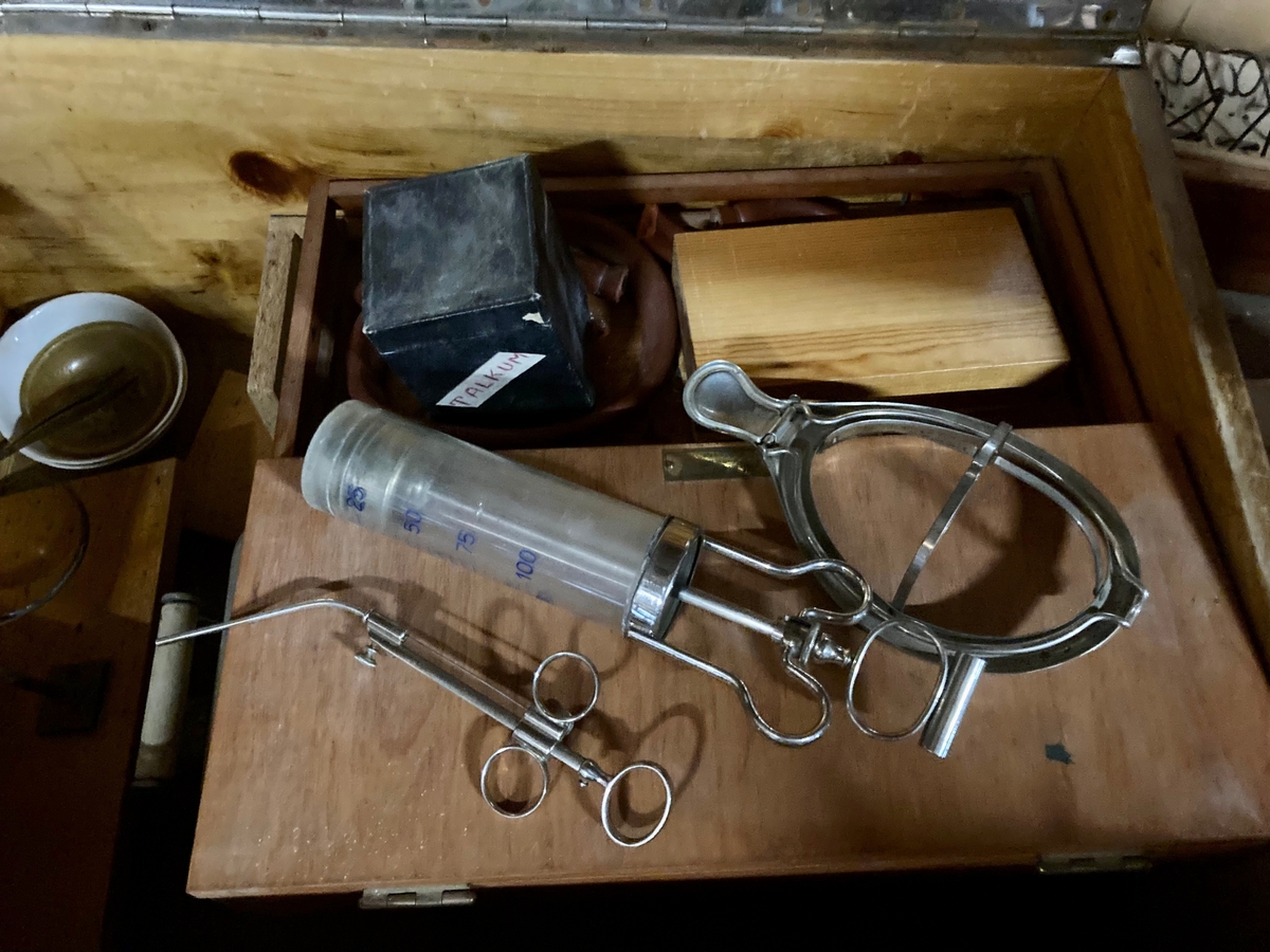 Trekiste med legeutstyr, talkum, sprøyte, bedøvelsesmaske, sonde, skålvekt mm.