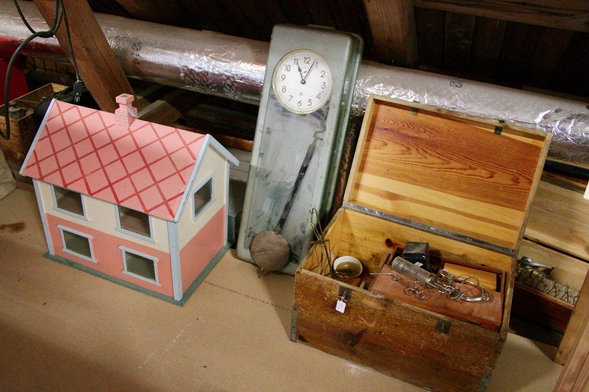 Trekiste med legeutstyr, talkum, sprøyte, bedøvelsesmaske, sonde, skålvekt mm.