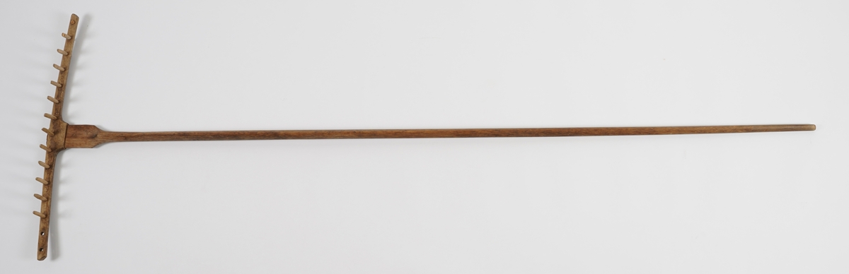 Rive i tre. Tindane er òg av tre. Det har vore 15 tindar, men tre av dei manglar.