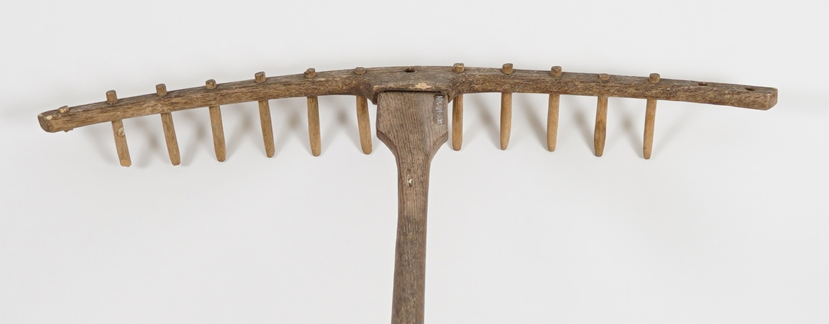 Rive i tre. Tindane er òg av tre. Det har vore 15 tindar, men tre av dei manglar.