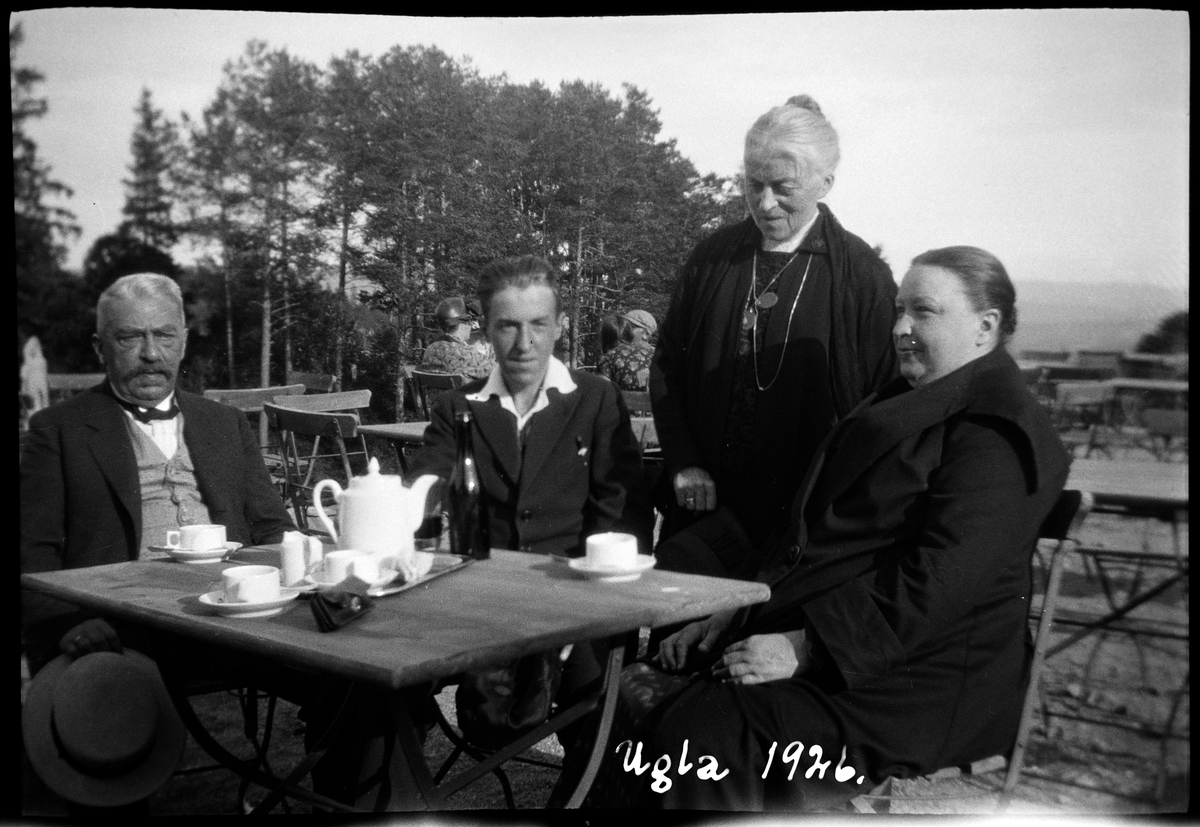 Gruppe ved kafébord på Ugla gjestgiveri