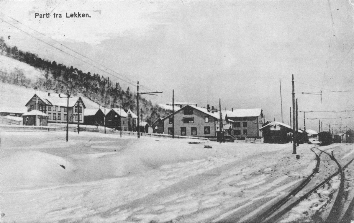 Løkken sentrum og stasjonen sett mot nord.