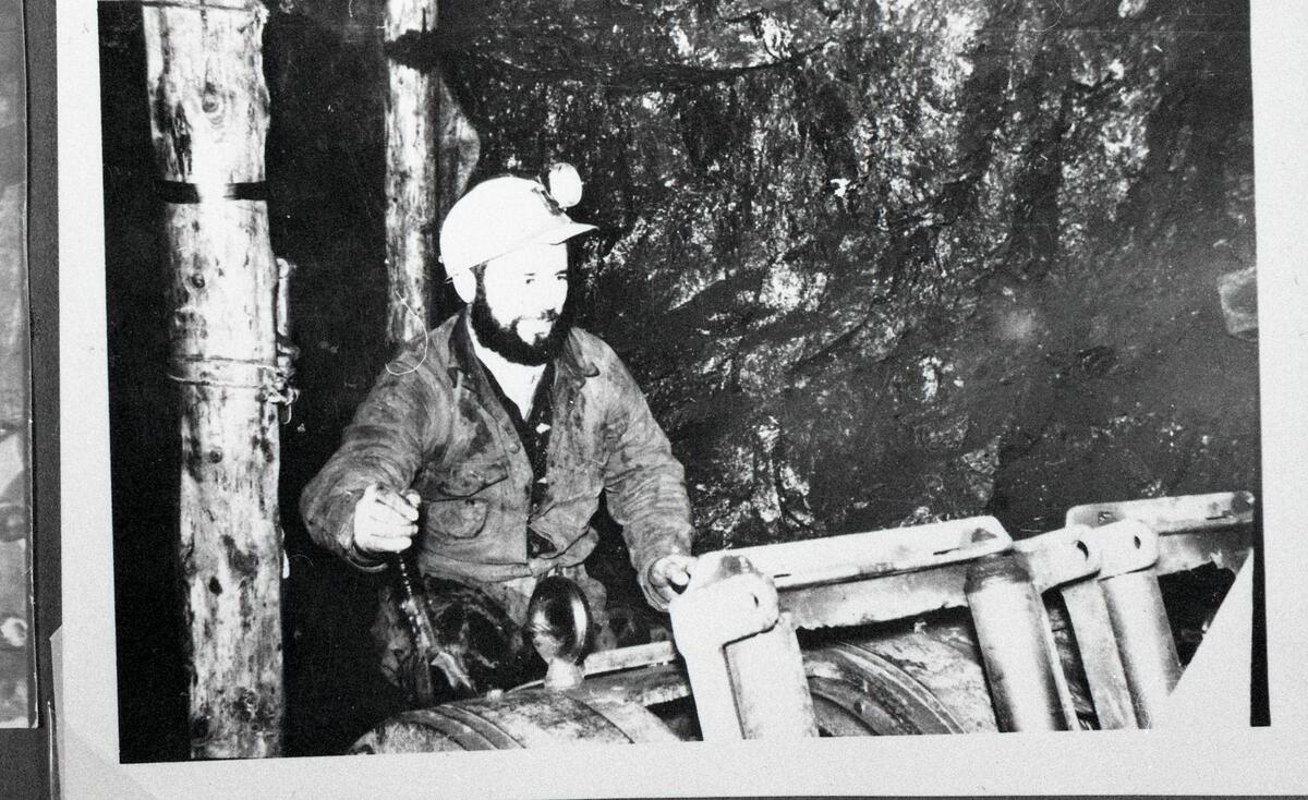 Gruvearbeider i gruvegang med skrapespill,  Ny-Ålesund