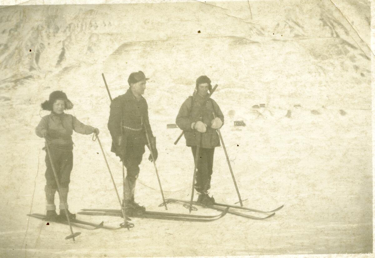 Bilder av familien Bjørnsvik som bodde på Svalbard i mange år fra starten av 1900.