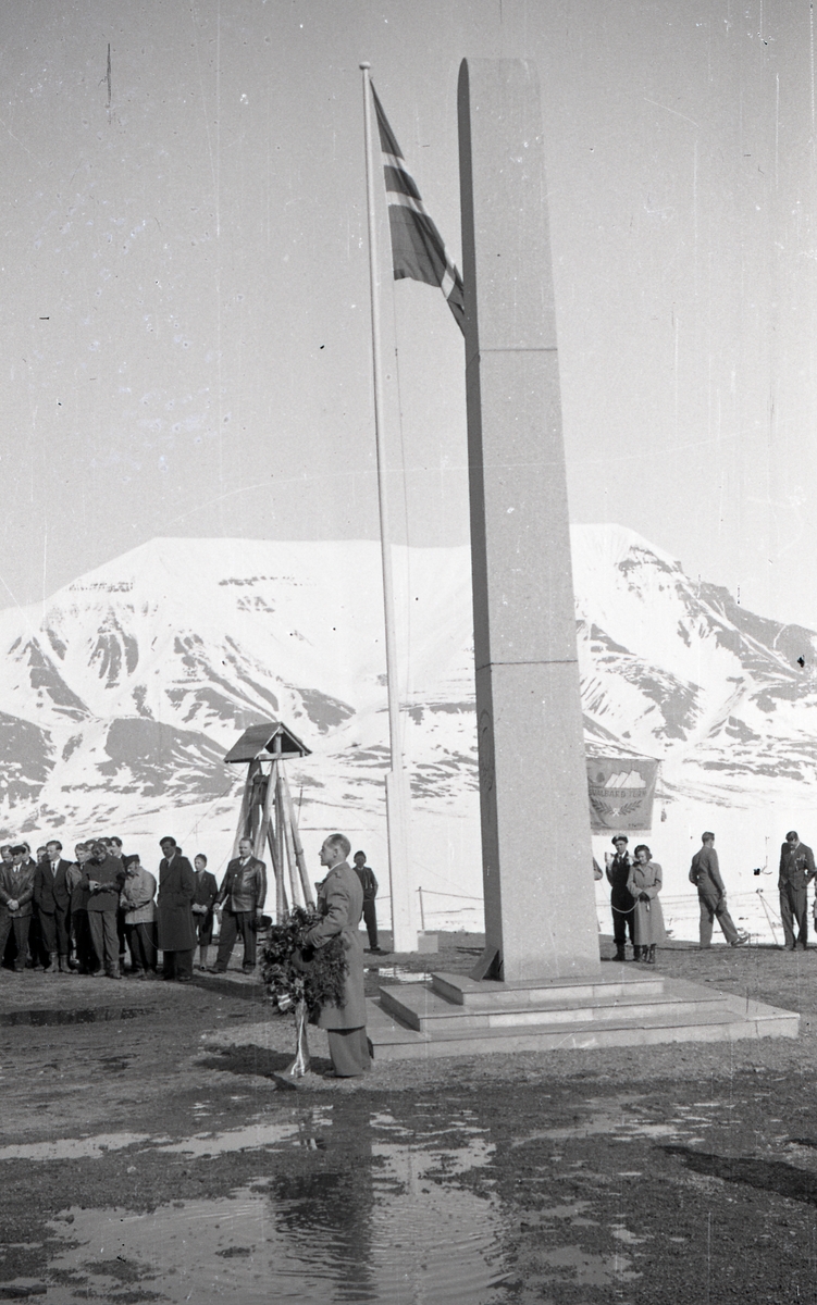 Bekransning av bautaen på Skjæringa ved Richard Knutsen. Bilder tatt av gruvearbeider Roald Amundsen, som var her oppe fra begynnelsen av 1950-årene. Fra negativalbum gitt av Bjørnar Nilsen Støpseth