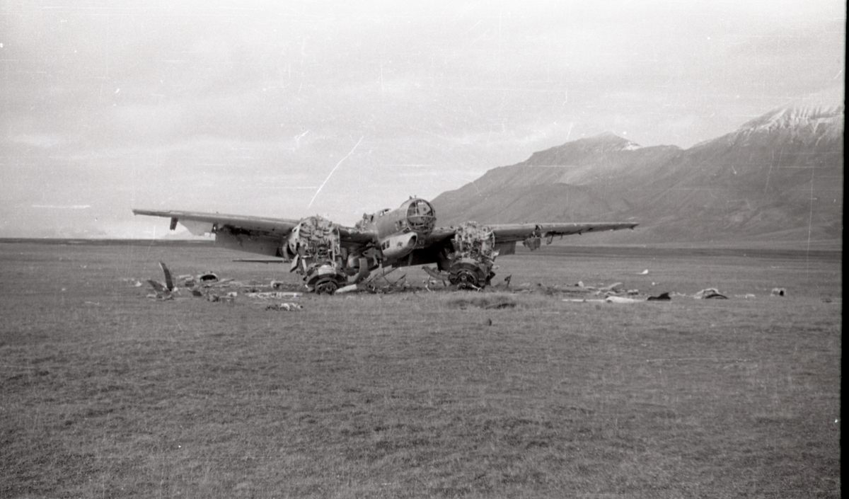 Tysk flyvrak i Adventdalen (?). Bilder tatt av gruvearbeider Roald Amundsen, som var her oppe fra begynnelsen av 1950-årene. Fra negativalbum gitt av Bjørnar Nilsen Støpseth