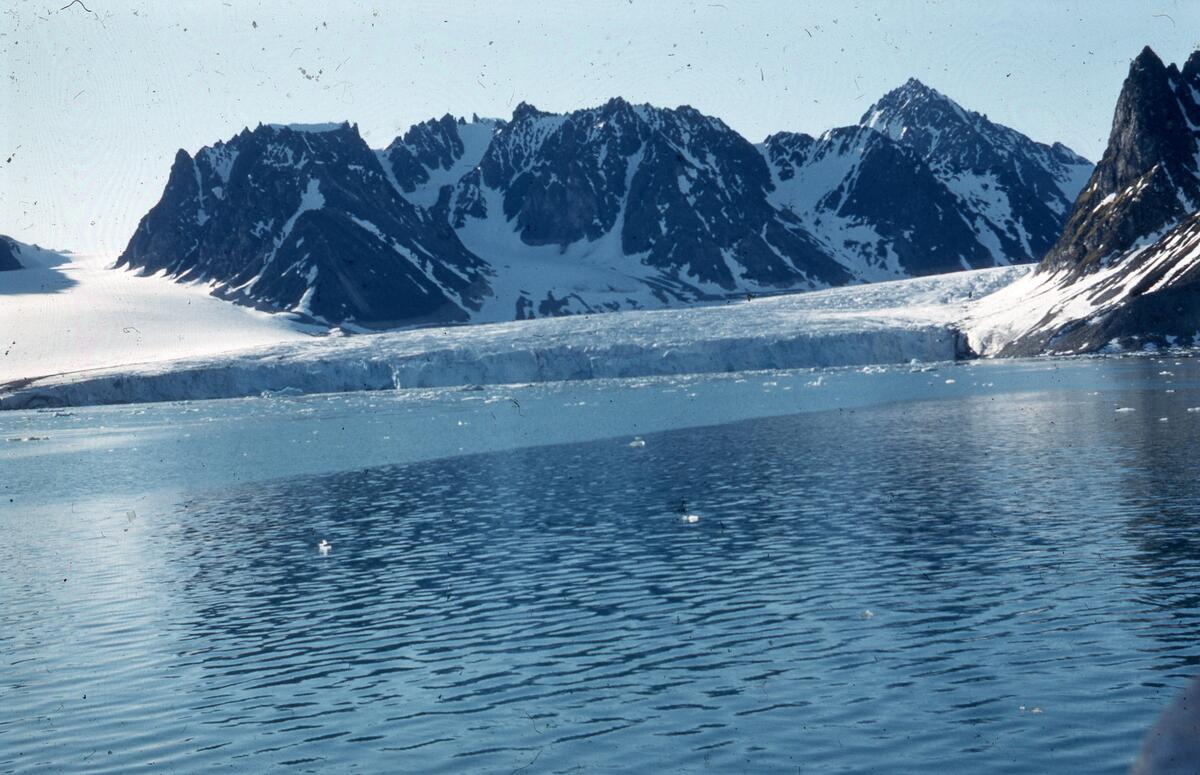 Med Lyngen til Svalbard, 1957