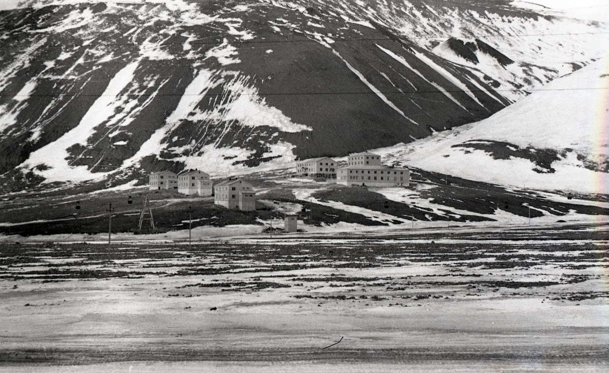 Bilder etter Edmund Skevik(05.01.1921- des. 2013) fra Våler,bokholder for SNSK like etter krigen. Gift med Ruth Wold, Senja(20.04.1914), sykepleier. Bebyggelsen på Haugen Tilhører aksesjon SVB 2015:03