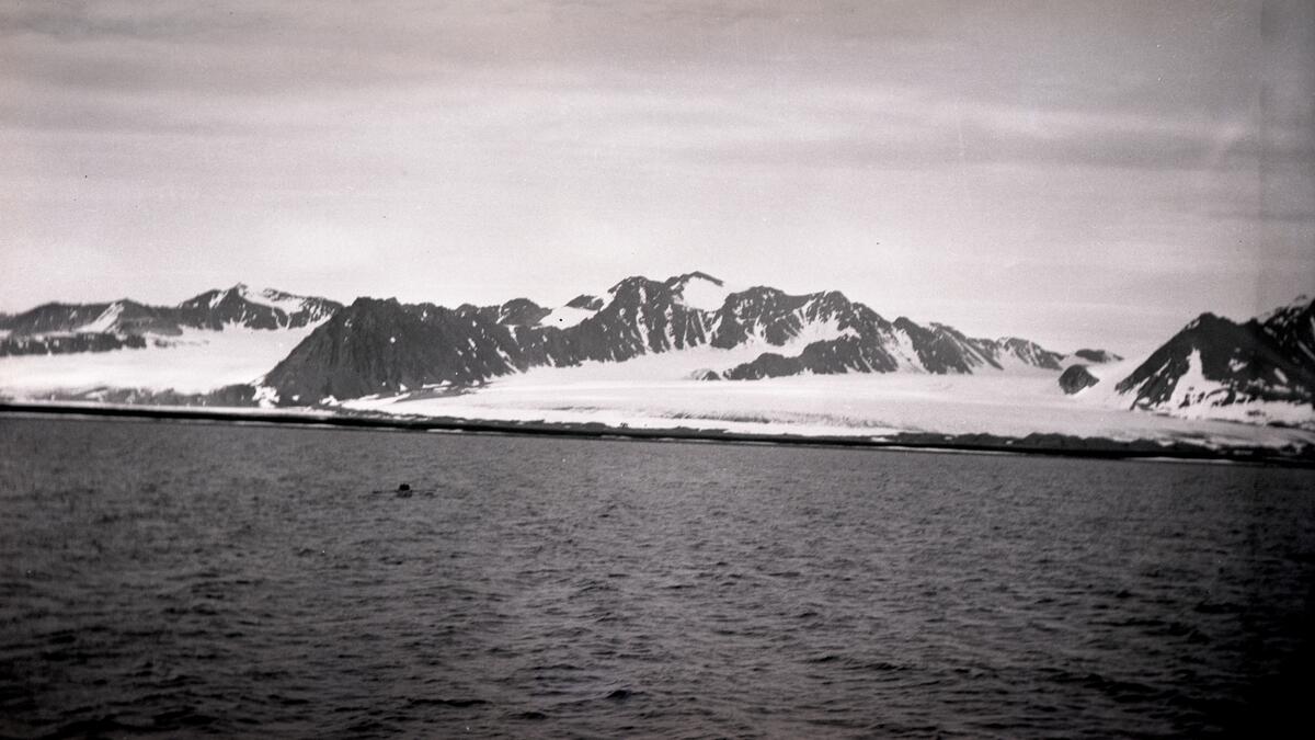 Robåt på havet foran en bre