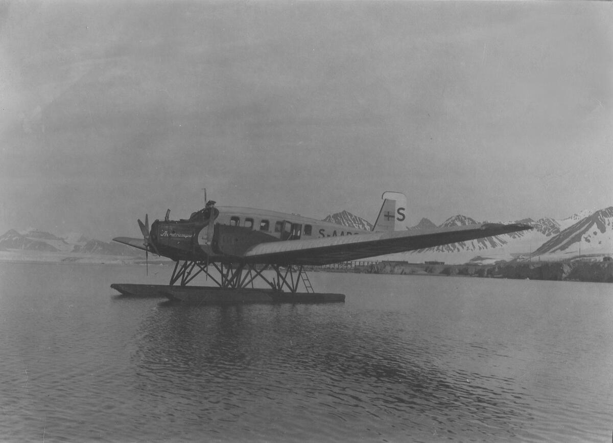 Fly på Kongsfjorden.  LYDER ANDREAS OLSEN, f. 24.08.1868 i Indre Holmedal, Sande i Sunnfjord. Han reiste til Bergen i ung alder og kom i lære ved Bergens Mek Verkstad som kjelesvend. Rundt århundre skiftet flyttet familien til Ålesund hvor Lyder hadde fått jobb ved Ålesund Mek Verksted (Liaaens). Der jobbet han som kjelesmed og formann. I 1917 flyttet familien til Hjørungavåg i Hareid, der Lyder ble kjelesmed og formann ved Hjørungavåg Mek Verksted. Ut over 1920 tallet var det dårlige tider og Lyder ble ansatt som leder for verksted til Petter S Brandal i Brandal City / Kings Bay. Her jobbet han i mange sesonger. Han tok da med seg mange av sønnene og svigersønnene sine. Blant annet Jan Henrik Johansens bestefar  Leonard f.02.12.1896 i Bergen, Sverre f. 13.11.1901 i Ålesund, Lyder f.12.01.1905, Hjalmar f. 01.11.1906 og Johannes f. 22.12.1908. (alle Olsen)  Også svigersønnene Jon Jonsson og Hjalmar Arnø var med. Disse jobbet blant annet ved kraftverket, på verkstedet , fyrbøter på lokomotivene osv.