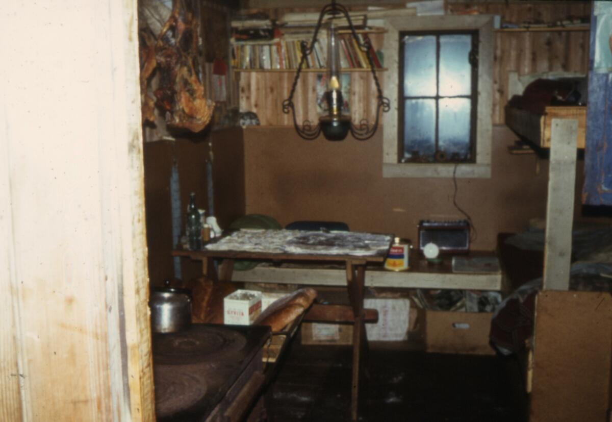 Brødbaking i Calypsobyen Bilde fra Overvintring i Calypsobyen 1969 til 1970. Deltakerne Jan Bakkerud og Svein Magne Olsen. Finnes kun som digitalkopi i samlinga.