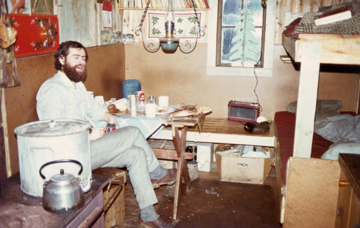 Jul i Calypsobyen. Jan Bakkerud. Bilde fra Overvintring i Calypsobyen 1969 til 1970. Deltakerne Jan Bakkerud og Svein Magne Olsen. Finnes kun som digitalkopi i samlinga.