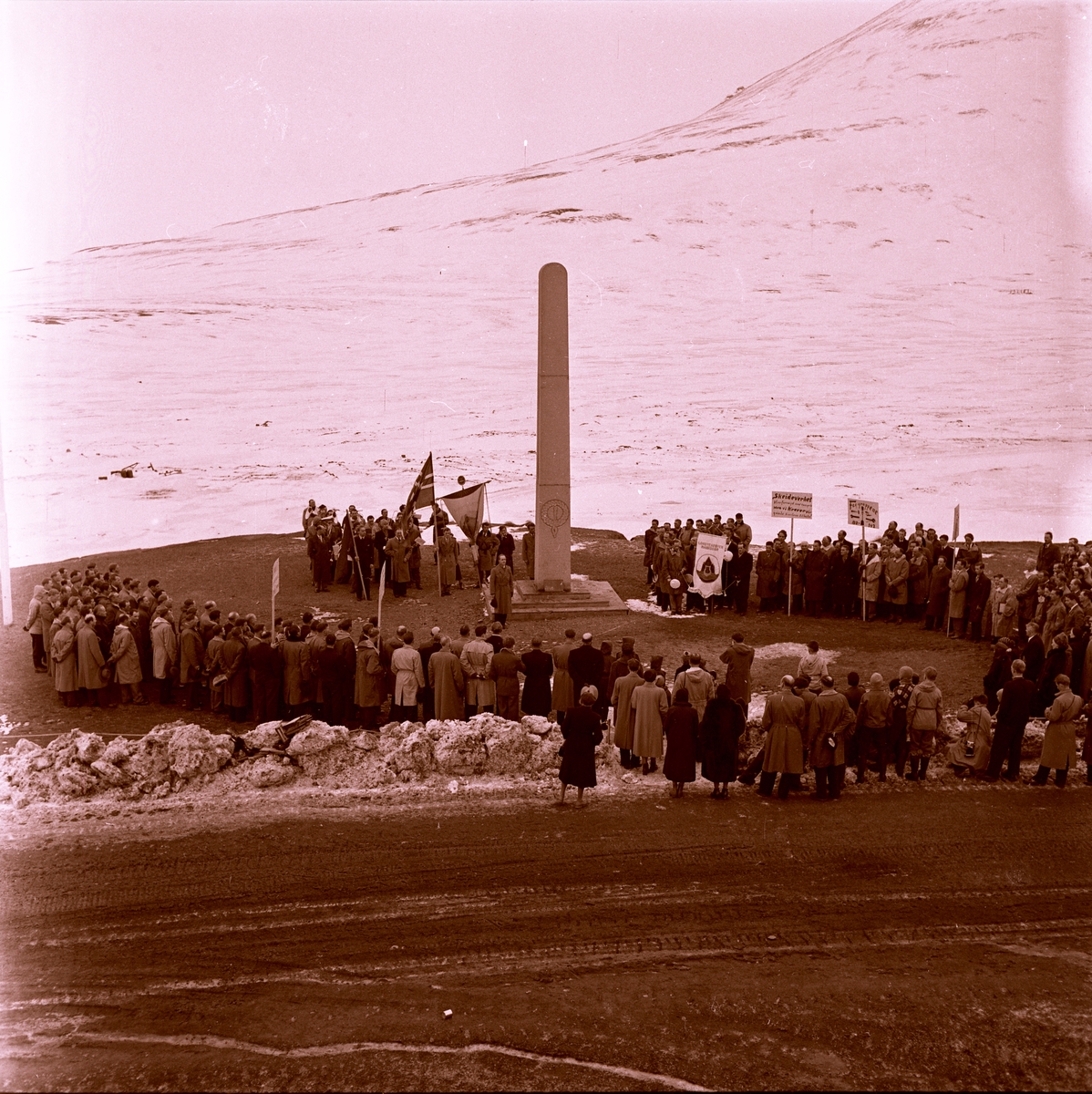 Kransenedlegging og tale  ved bautaen på Skjæringa 1.mai 1955. Bergmester Harald Welde talte.