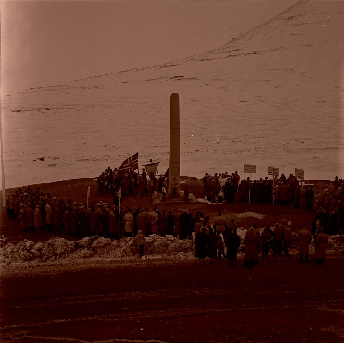 Kransenedlegging og tale ved bautaen på Skjæringa 1.mai 1955. Bergmester Harald Welde talte.