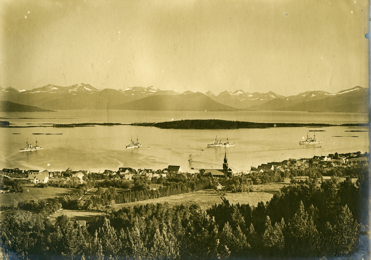 Utsikt mot Molde. Bildet kommer fra fotoalbum med gjenstandsnummer SVB 01366.