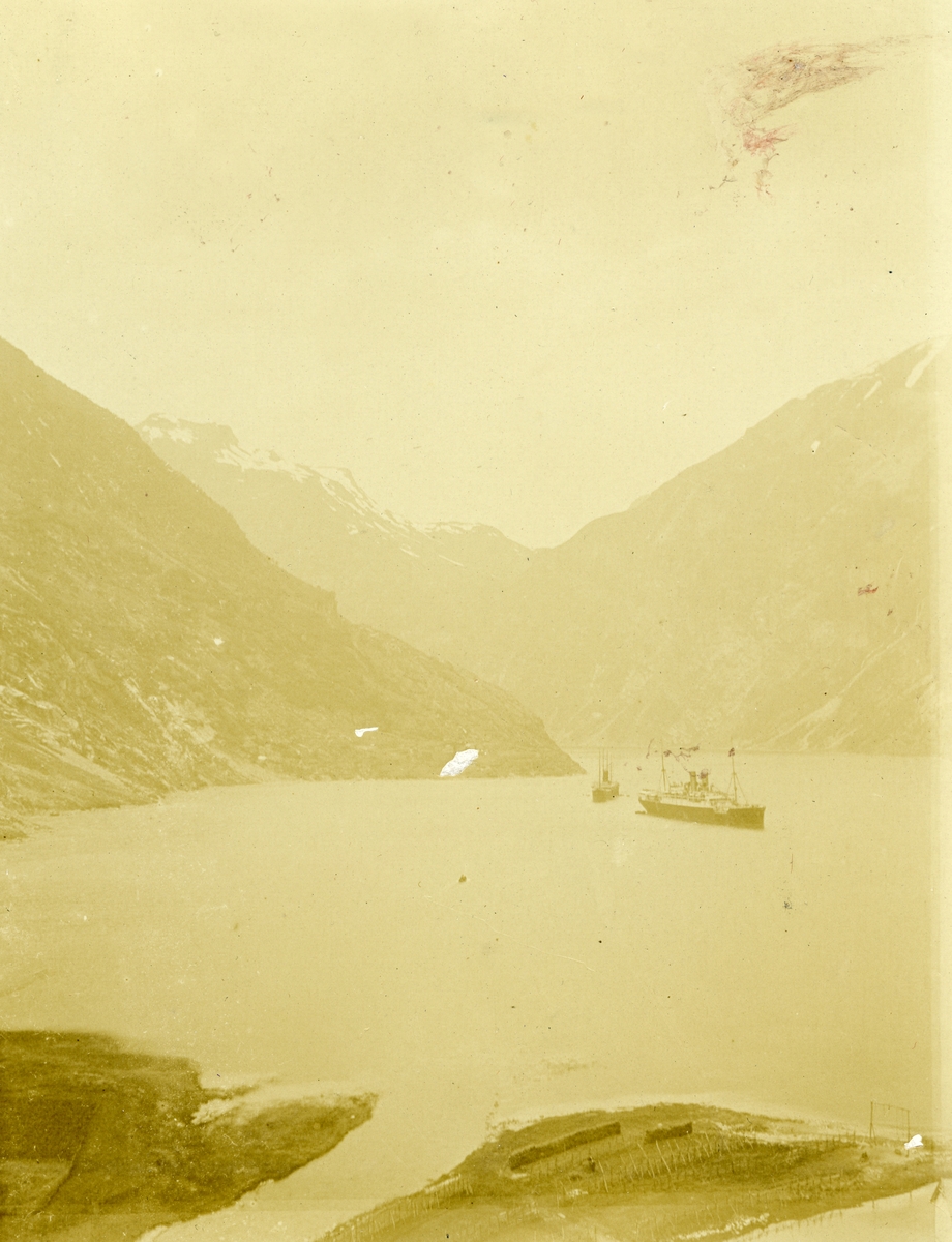 Utsikt mot fjord med SS Blucher på havet. Bildet kommer fra fotoalbum med gjenstandsnummer SVB 01366.