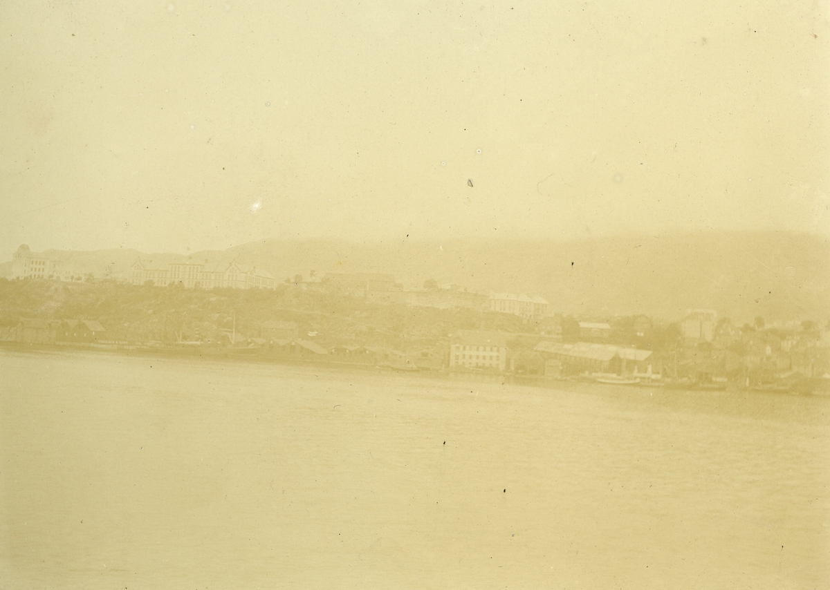 Utsikt mot en på fastlandet (antageligvis Bergen). Bildet kommer fra fotoalbum med gjenstandsnummer SVB 01366.
